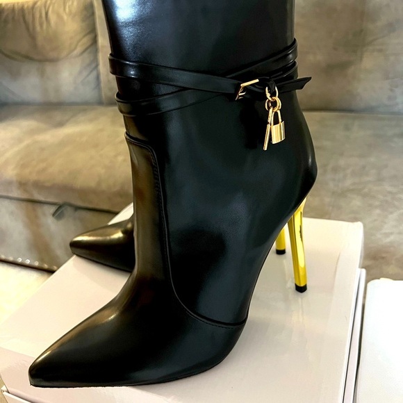 Elegant Black and Gold Heeled Boots with Pointed Toe - Picture 5 of 15